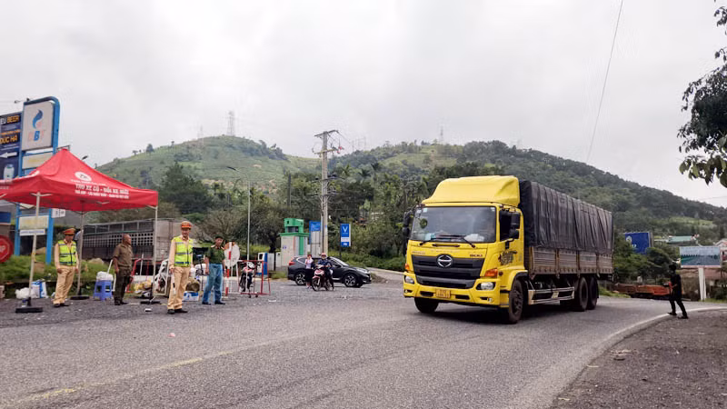 Lực lượng cảnh sát giao thông hướng dẫn lưu thông qua tuyến đèo Bảo Lộc sau vụ sạt lở vào cuối tháng 7/2023.