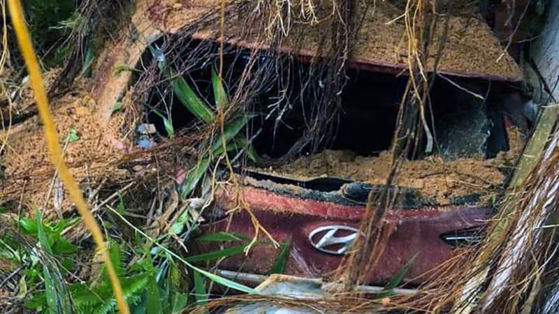 Ô-tô con tại Trạm Cảnh sát giao thông Madaguôi bị vùi lấp.