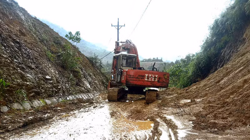 Xã Phước Lộc đã nỗ lực thông đường sau khi sạt lở gây chia cắt.