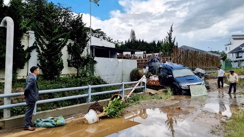 Chủ tịch Ủy ban nhân dân thành phố Đà Lạt Đặng Quang Tú đã đến nhiều khu vực để kiểm tra tình hình. Trong ảnh: Mưa lớn đã cuốn ô-tô trôi hơn 10m tại khu quy hoạch Yersin, thành phố Đà Lạt.