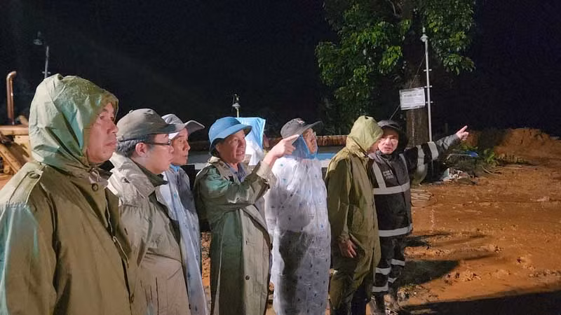 Các đồng chí lãnh đạo tỉnh Lâm Đồng chỉ đạo công tác cứu hộ, cứu nạn tại hiện trường.