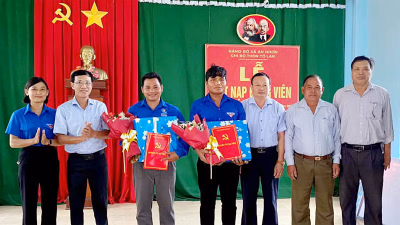 Lễ kết nạp đảng viên tại Chi bộ buôn Tố Lan, xã An Nhơn, huyện Đạ Tẻh, Lâm Đồng.