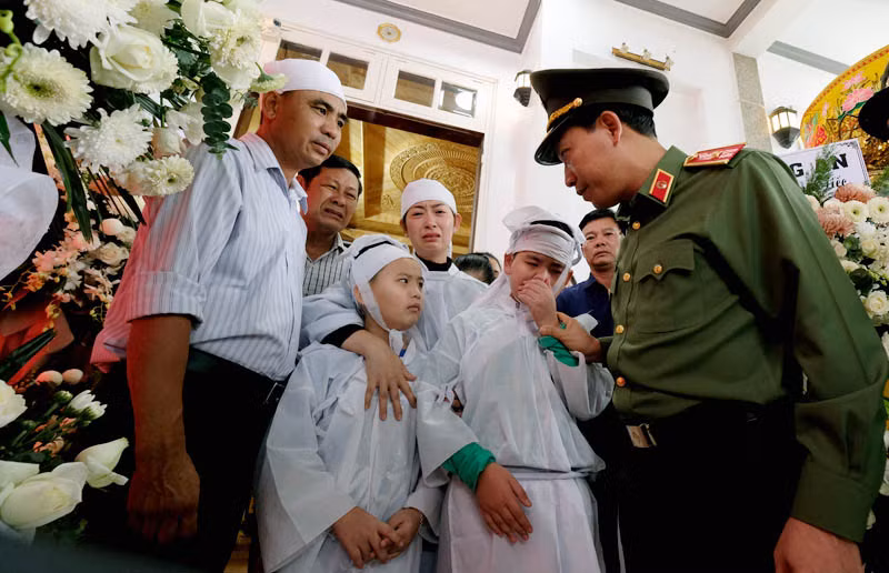 Thiếu tướng Lê Văn Tuyến thăm hỏi, động viên thân nhân liệt sĩ, Trung tá Nguyễn Khắc Thường.