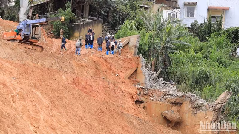 Đoàn chuyên gia khảo sát tại khu vực sạt lở nghiêm trọng tại phường 10, thành phố Đà Lạt.