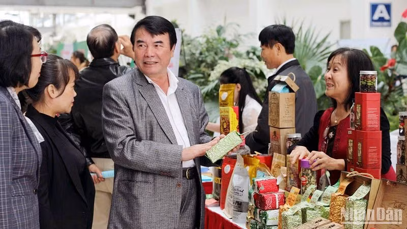 Phó Chủ tịch UBND tỉnh Lâm Đồng Phạm S "tiếp thị" nông sản đặc trưng của tỉnh với các đơn vị quản lý sàn thương mại điện tử trong khuôn khổ hội nghị.