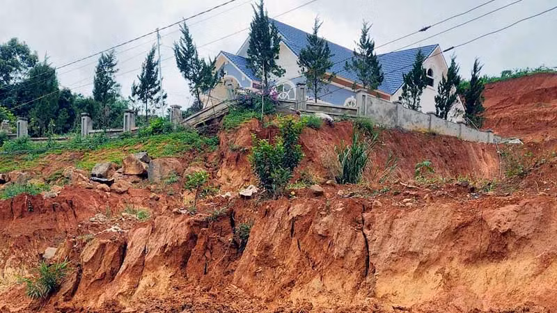 Tình trạng sụt lún, sạt trượt đất có nguy cơ làm sập nhà dân.