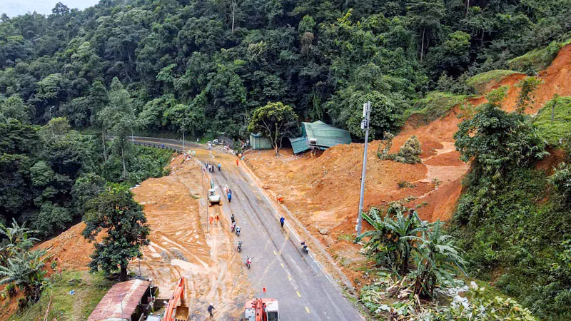 Khu vực sạt lở nghiêm trọng trên đèo Bảo Lộc đã được xử lý, giao thông qua đèo đã được khôi phục lúc 10 giờ 30 phút ngày 1/8.