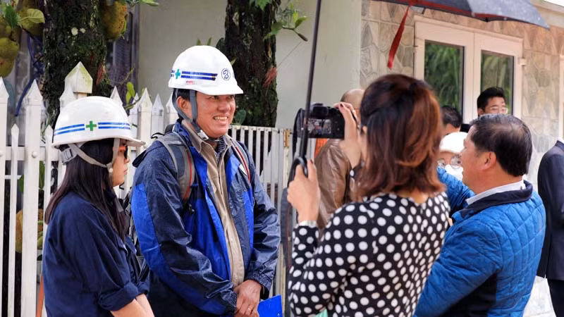 Chuyên gia trao đổi với nhà báo tại hiện trường.