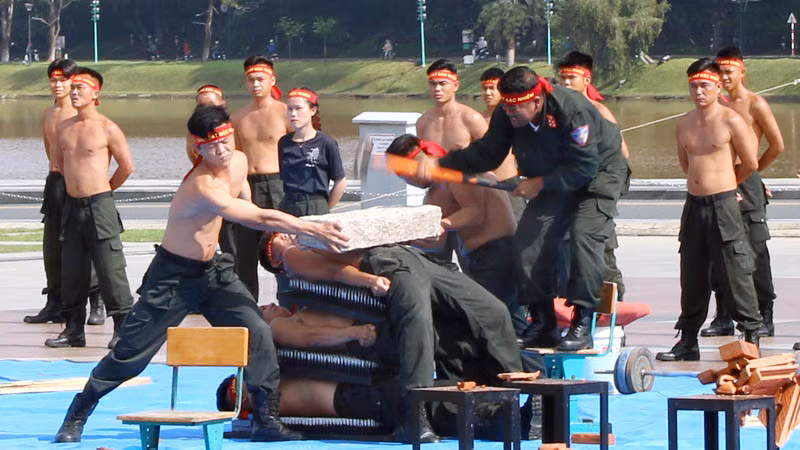 Lực lượng Bộ Tư lệnh Cảnh sát cơ động biểu diễn màn nằm lên bàn đinh, kê đập vỡ đá.