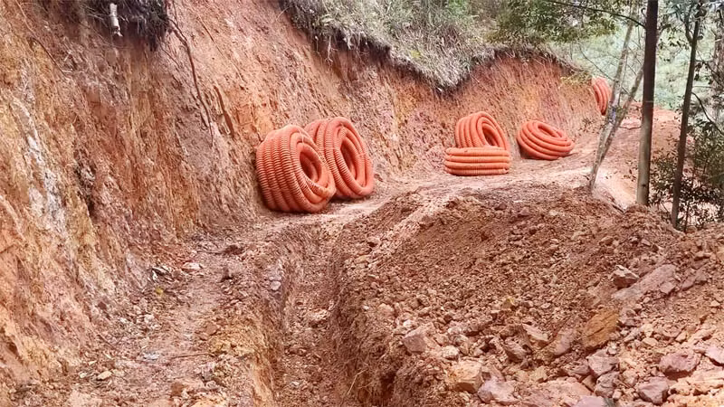 Những vật liệu phục vụ thi công hệ thống điện ngầm tạm vào khu vực dự án được rải trên đường.