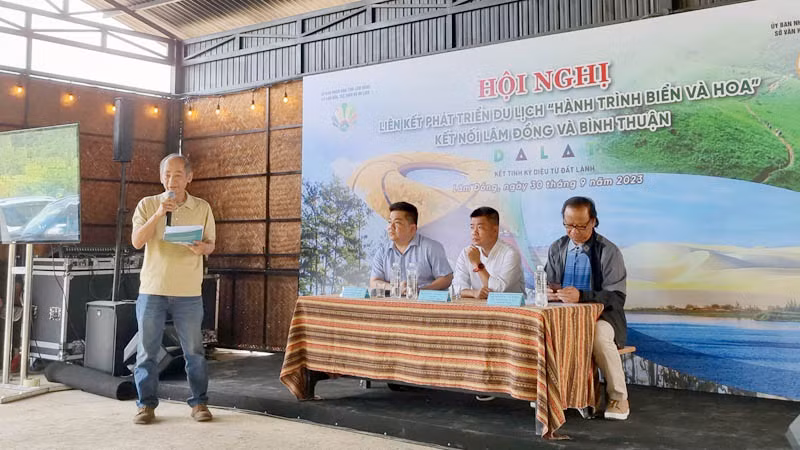 Doanh nghiệp du lịch trao đổi ý kiến tại hội nghị. Doanh nghiệp du lịch trao đổi ý kiến tại hội nghị.