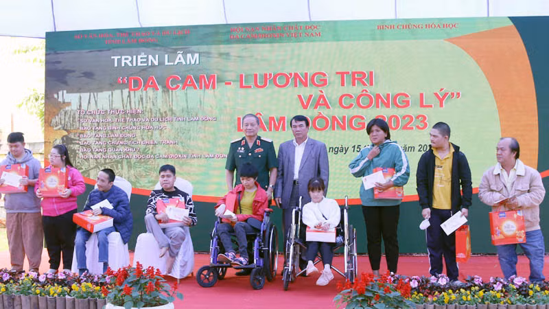 Ban tổ chức trao quà tặng các nạn nhân chất độc da cam.