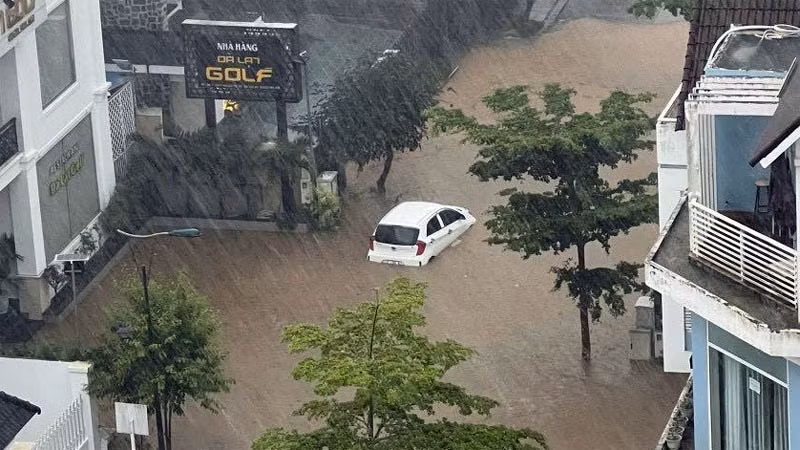 Mưa lớn làm khu vực khu quy hoạch Golf Valley, phường 2, thành phố Đà Lạt, bị ngập cục bộ. (Ảnh: CTV)