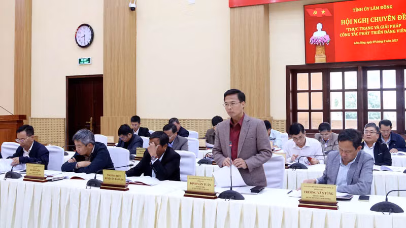 Đại biểu phát biểu ý kiến tham luận tại hội nghị.