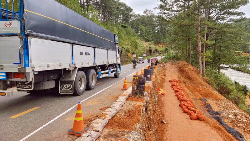 Vị trí sạt lở tại Km108+500, thuộc địa bàn xã Đạ Sar, huyện Lạc Dương, Lâm Đồng đang được xử lý.