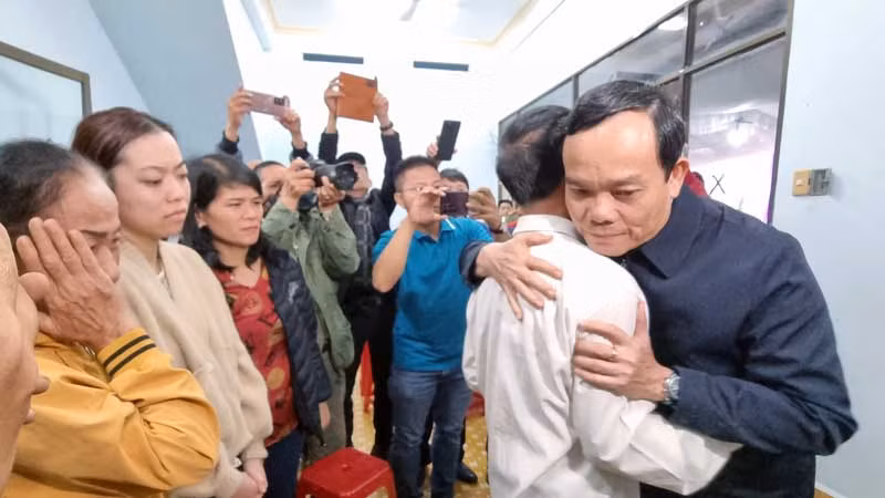 Phó Thủ tướng Trần Lưu Quang chia buồn cùng gia đình Đại úy Lê Ánh Sáng.