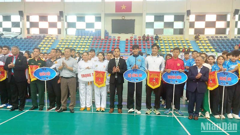 Ban tổ chức trao cờ lưu niệm cho các đội tham gia giải.
