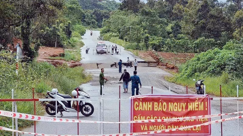 Mưa lớn gây sụt lún nghiêm trọng trên đường tránh phía nam thành phố Bảo Lộc.