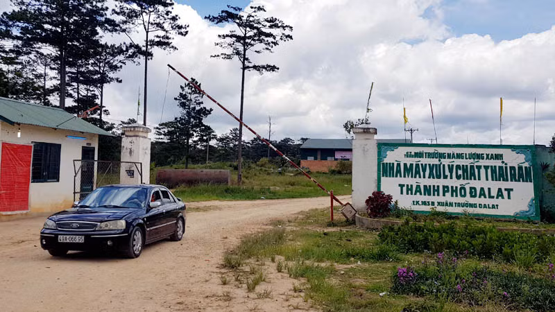 Nhà máy xử lý chất thải rắn thành phố Đà Lạt được xây dựng tại tiểu khu 163B, xã Xuân Trường, thành phố Đà Lạt.