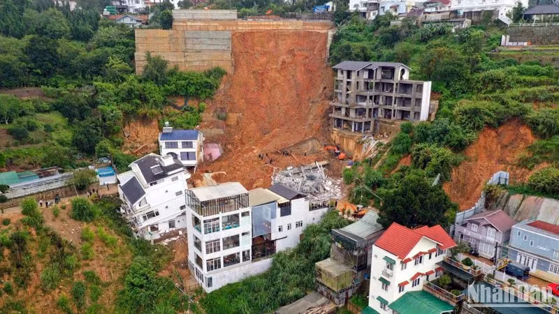 Hiện trường vụ sạt lở nghiêm trọng tại phường 10, thành phố Đà Lạt vào rạng sáng 29/6.