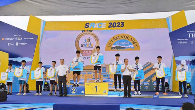 Ban tổ chức trao giải cho các vận động viên đoạt giải.