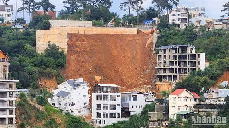Khu vực xảy ra sạt lở tại phường 10, thành phố Đà Lạt ghi nhận vào chiều tối 1/7.