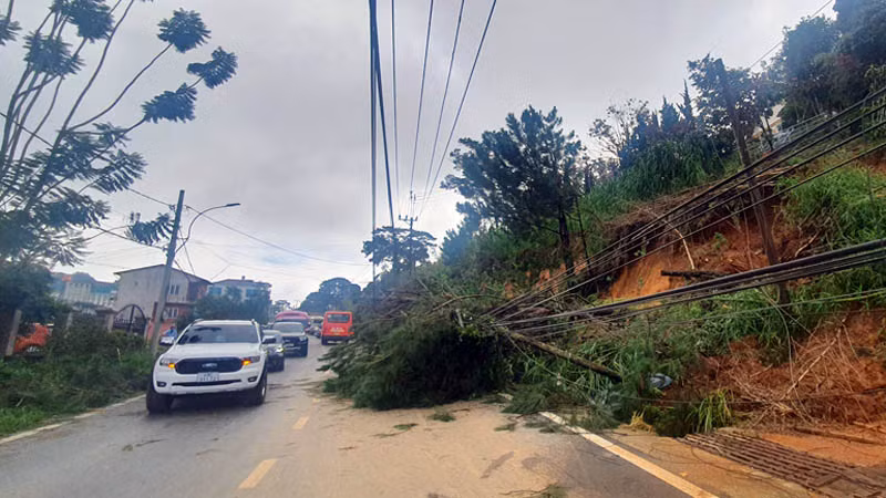 Sạt lở đất trên đường Khe Sanh, thành phố Đà Lạt, gây ảnh hưởng giao thông.