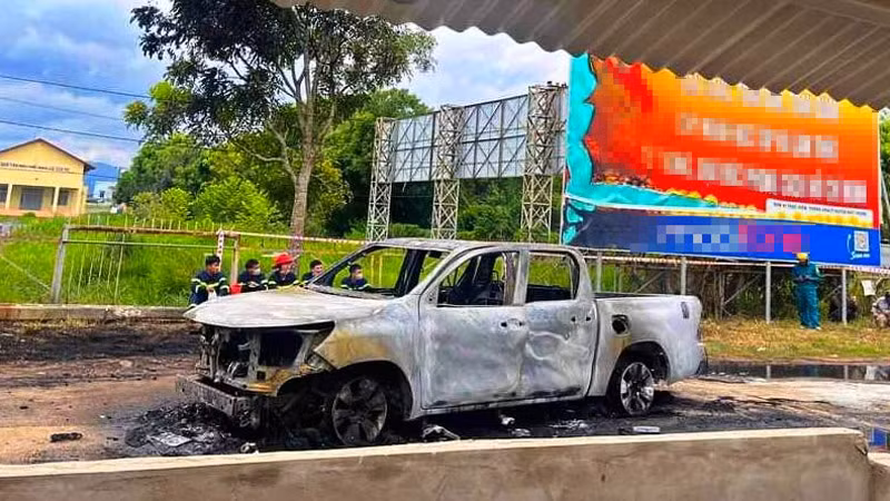 Xe bán tải bị cháy rụi. Ảnh: CTV