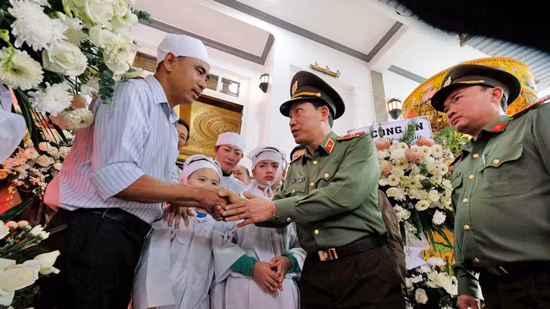 Thiếu tướng Lê Văn Tuyến và Giám đốc Công an tỉnh Lâm Đồng Trương Minh Đương thăm hỏi, động viên thân nhân các liệt sĩ.