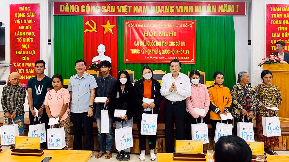 Đồng chí Phan Đình Trạc và Bí thư Tỉnh ủy Lâm Đồng Trần Đức Quận trao quà tặng các hộ đồng bào dân tộc thiểu số có hoàn cảnh khó khăn huyện Lạc Dương.