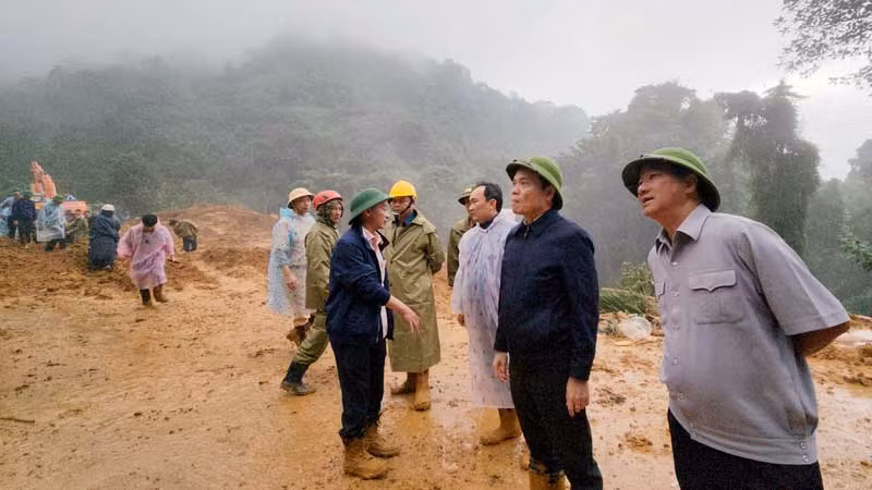 Phó Thủ tướng Trần Lưu Quang và lãnh đạo tỉnh Lâm Đồng tại hiện trường.