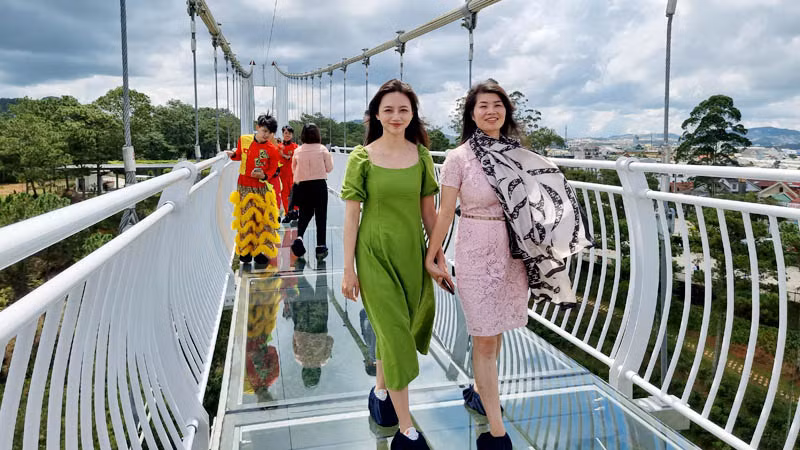 Du khách trải nghiệm cầu kính Ngàn Thông.