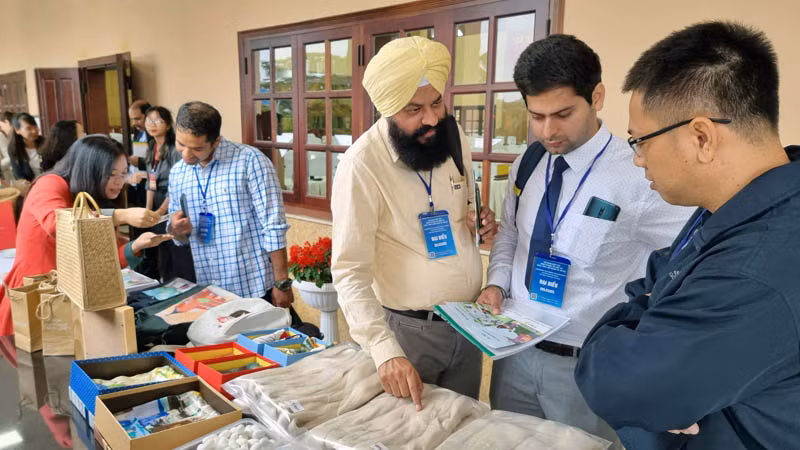 Doanh nghiệp Ấn Độ tìm hiểu sản phẩm tơ lụa của doanh nghiệp Lâm Đồng.