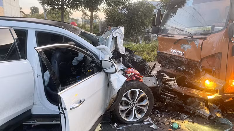 Vụ tai nạn làm 7 người thương vong, hai xe hư hỏng nặng.