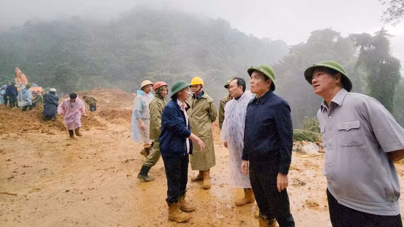 Phó Thủ tướng Trần Lưu Quang cùng lãnh đạo tỉnh Lâm Đồng, Giám đốc Công an tỉnh tại hiện trường vụ sạt lở trên đèo Bảo Lộc.