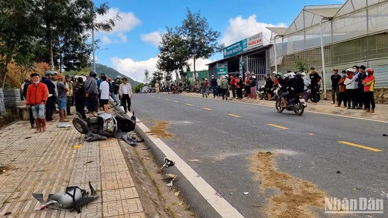 Hiện trường tai nạn làm 2 người đi xe máy tử vong tại chỗ.