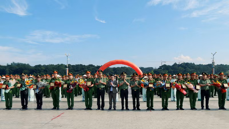 Ban Tổ chức tặng hoa các đội tham gia hội thi.