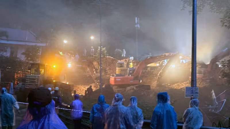 Các lực lượng triển khai công tác cứu nạn, cứu hộ xuyên đêm.