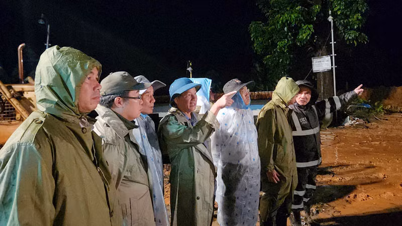 Các đồng chí lãnh đạo tỉnh Lâm Đồng chỉ đạo công tác cứu nạn, cứu hộ tại hiện trường vụ sạt lở trên đèo Bảo Lộc ngày 30/7.