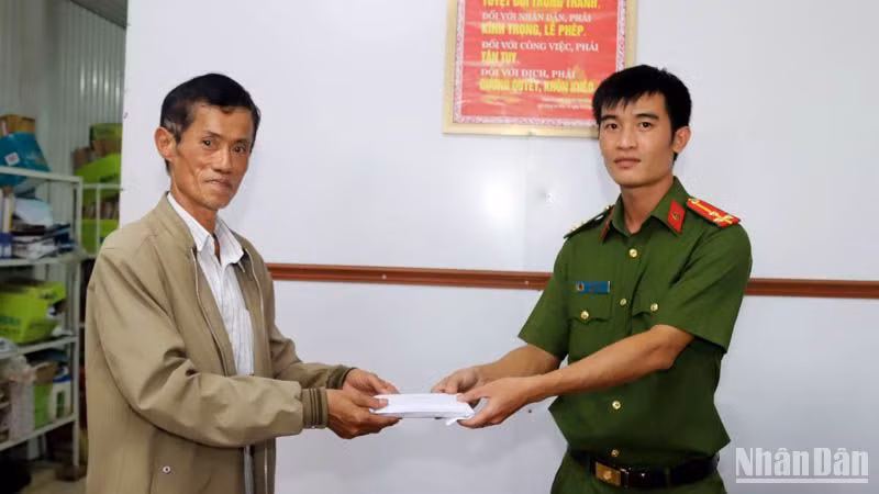 Ông Nhơn giao nộp số tiền nhặt được cho cơ quan công an nhờ tìm chủ nhân.