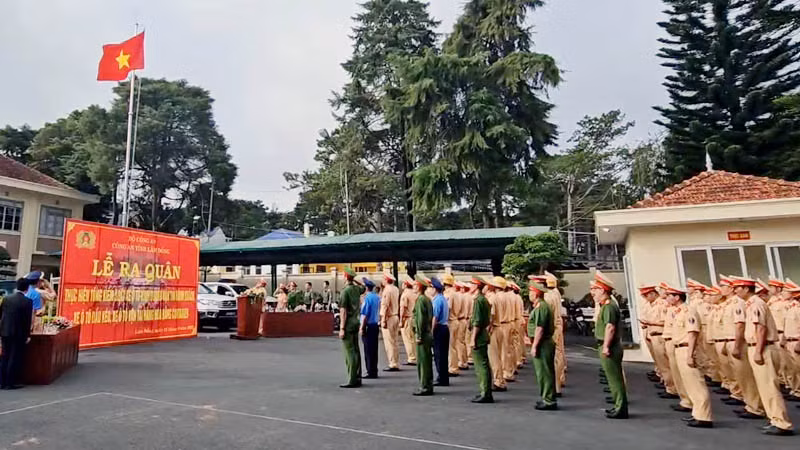 Quang cảnh lễ ra quân tổng kiểm soát xe kinh doanh vận tải hành khách và hàng hóa trên địa bàn tỉnh Lâm Đồng.