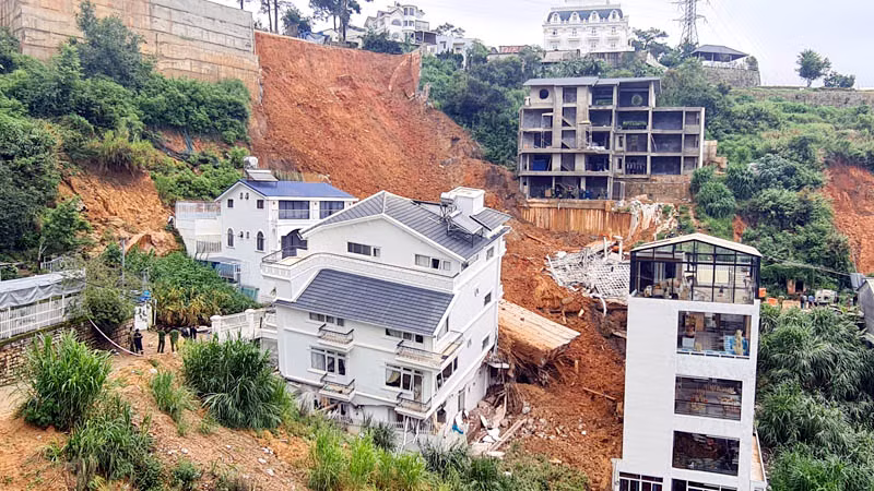Vụ sạt lở làm 2 người chết, 5 người bị thương, ảnh hưởng lớn đến tài sản người dân.