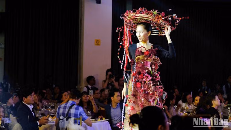Đêm gala trình diễn các bộ sưu tập thời trang hoa nghệ thuật thu hút người xem. 
