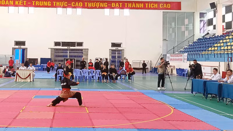 Vận động viên thi đấu biểu diễn bài quy định cá nhân.