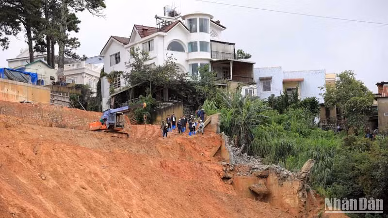 Đà Lạt mời chuyên gia địa chất Nhật Bản khảo sát hiện tượng sạt lở đất tại một số khu vực trên địa bàn thành phố. 