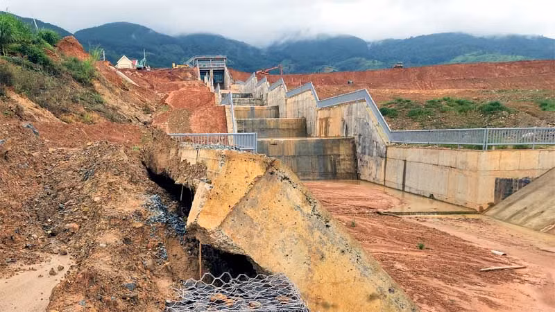 Tường công trình bể tiêu năng hồ chứa nước Đông Thanh bị đẩy nghiêng.