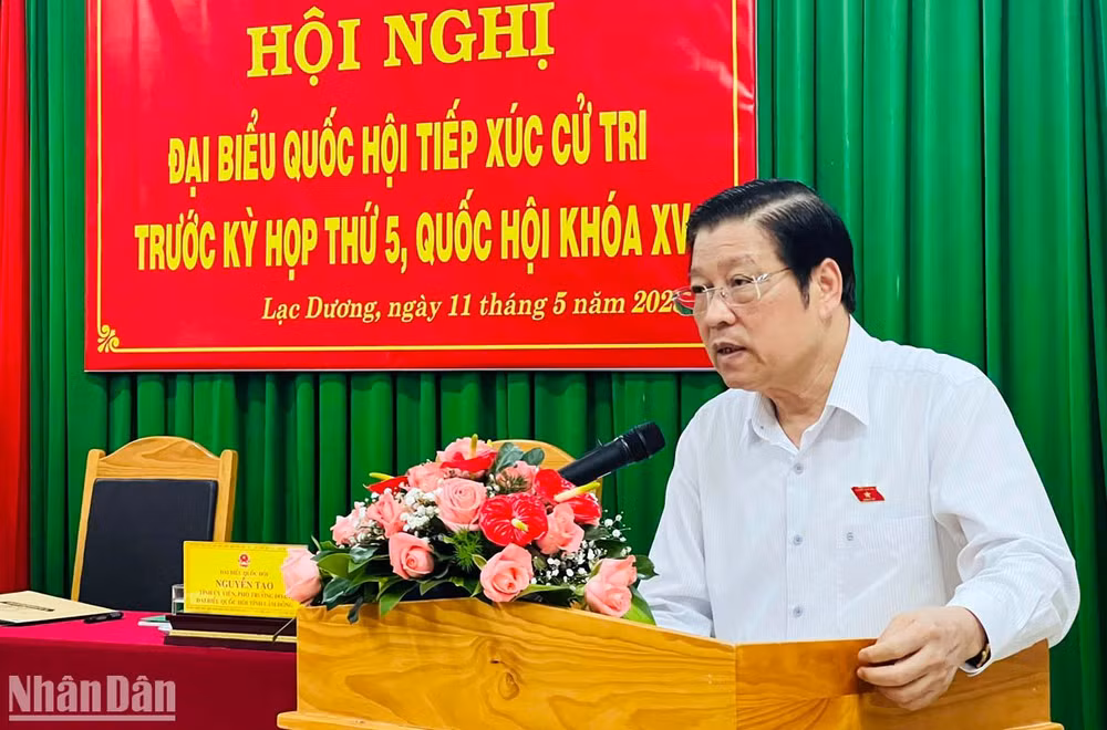 Đồng chí Phan Đình Trạc phát biểu ý kiến tại buổi tiếp xúc cử tri tại Vườn quốc gia Bidoup-Núi Bà.