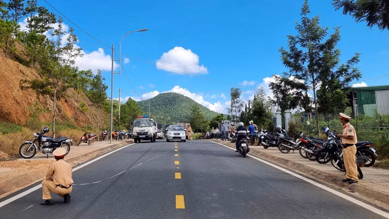 Lực lượng cảnh sát giao thông xử lý hiện trường.