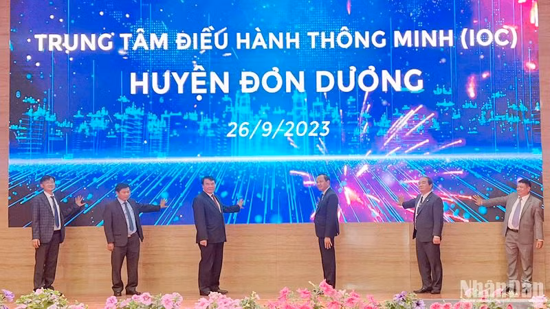 Các đại biểu thực hiện nghi thức khai trương Trung tâm điều hành thông minh huyện Đơn Dương.