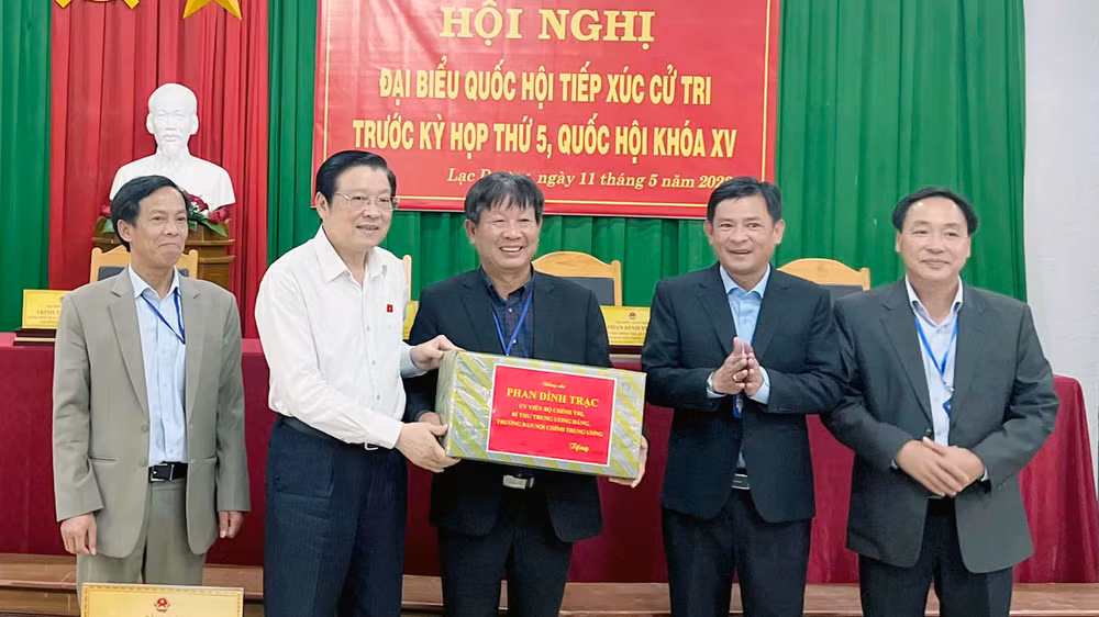 Đồng chí Phan Đình Trạc trao quà tặng tập thể cán bộ, nhân viên Vườn quốc gia Bidoup-Núi Bà.